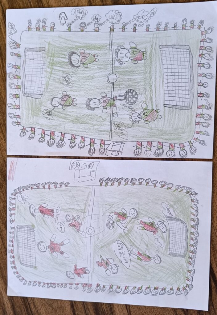 Zwei handgezeichnete Fußballfelder mit Strichmännchen, Toren, einem Ball und Schiedsrichtern. Die Felder sind von Zuschauern umgeben. Einige Figuren haben Sprechblasen. Die Zeichnungen sind hauptsächlich in Grün, Rot und Braun gehalten.