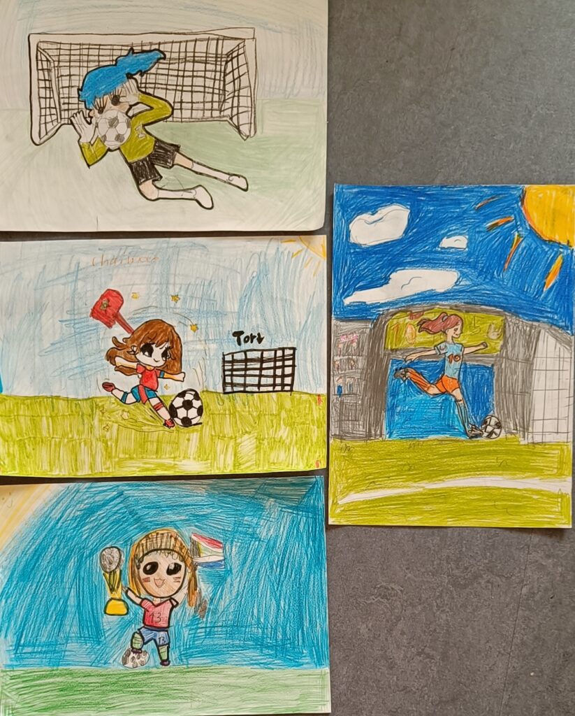 Vier bunte Kinderzeichnungen von Fußballszenen. Eine zeigt einen Torwart, der einen Ball fängt, eine andere zeigt einen Spieler, der ein Tor schießt, eine dritte zeigt einen Spieler, der einen Schuss abgibt, und die letzte zeigt einen triumphierenden Spieler mit einer Trophäe.