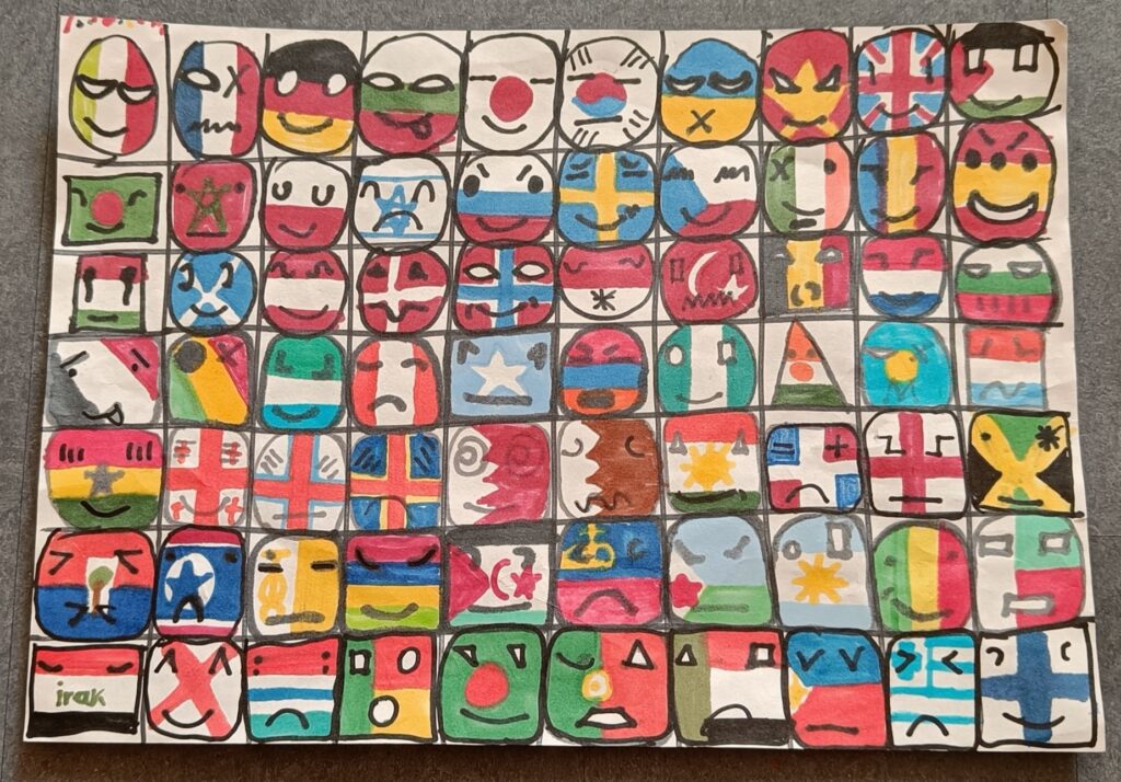 Ein Raster aus handgezeichneten Nationalflaggen, jede in einer ovalen oder quadratischen Form mit einem Gesicht. Die Gesichter zeigen verschiedene Emotionen.