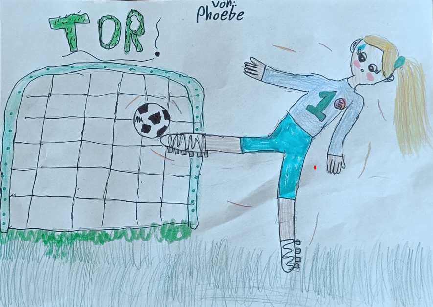 Eine Kinderzeichnung eines Fußballspielers in einem blauen Trikot, der einen Ball in ein Tor schießt. Das Wort "TOR!" (Deutsch für "Tor") ist über dem Netz geschrieben. Der Name des Künstlers, Phoebe, steht oben.