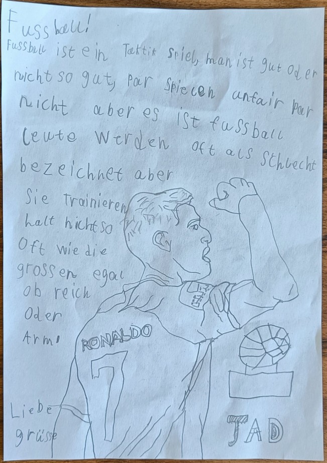 Eine Bleistiftzeichnung des jubelnden Fußballers Ronaldo, darüber ein deutscher Text, der den Fußball als taktisches Spiel beschreibt. Es gibt auch eine Zeichnung von einem Fußball-Trophäe und die Unterschrift JAD am unteren Rand.