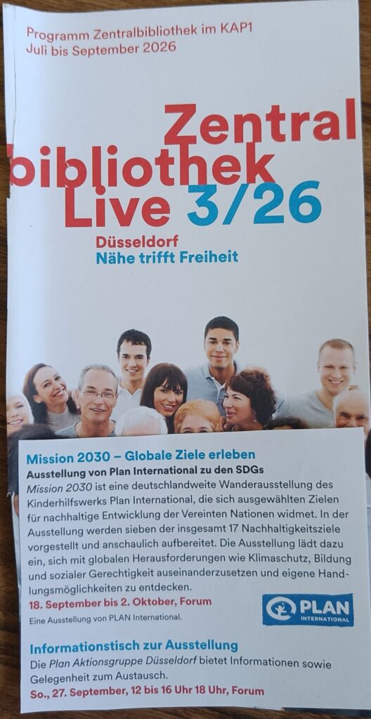Eine Broschüre zur Veranstaltung „Zentralbibliothek Live“ am 26. März in Düsseldorf, in der eine Ausstellung von Plan International zu den UN-Zielen für nachhaltige Entwicklung vorgestellt wird; sie enthält Veranstaltungsdetails und zeigt in der Mitte eine Gruppe lächelnder Menschen.